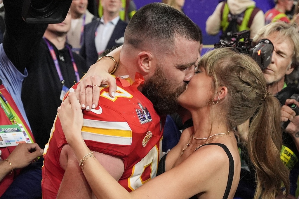 Read more about the article Taylor Swift, Travis Kelce announce engagement