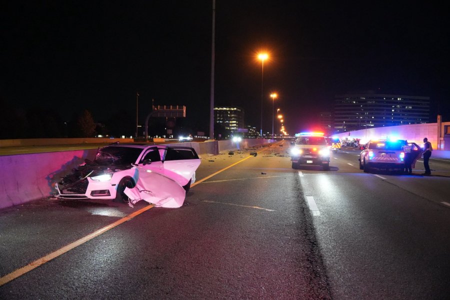 Read more about the article 2 taken to hospital after crash on I-25 early Sunday