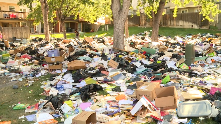 Read more about the article Flies, rats infesting mountain of trash left outside Aurora apartment following eviction