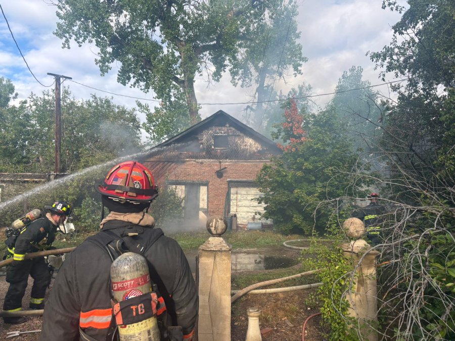 You are currently viewing Fire crews tackle small outbuilding blaze off Mississippi Avenue early Saturday