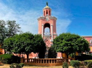 Read more about the article Casa Bonita accused of unlawfully eliminating roaming characters; restaurant says its temporary