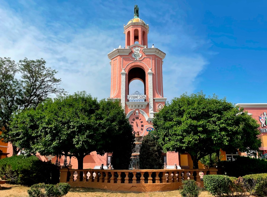 Read more about the article Casa Bonita accused of unlawfully eliminating roaming characters; restaurant says its temporary