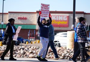 Read more about the article 2 grocery workers file charges against UFCW Local 7 for alleged threats, retaliation