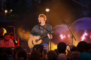 Read more about the article This Grammy Award-winning singer is coming to Empower Field in 2026