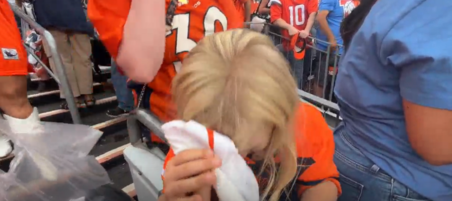 You are currently viewing Young fan tears up after receiving player's glove at first Broncos game