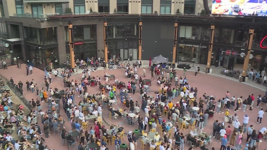 You are currently viewing Pitch a single friend by PowerPoint? Dating trend hits McGregor Square's Jumbotron