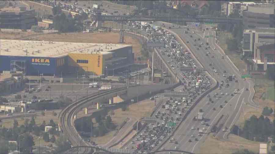 You are currently viewing Southbound I-25 closed for multi-vehicle crash near Lone Tree