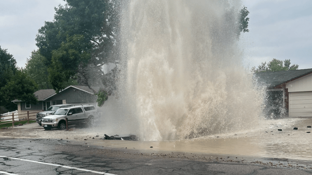 You are currently viewing Large water main break closes road in Centennial neighborhood