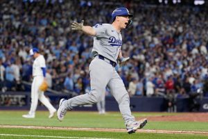 Read more about the article Smith's homer in 11th lifts Dodgers over Blue Jays 5-4 to become first repeat champion in 25 years