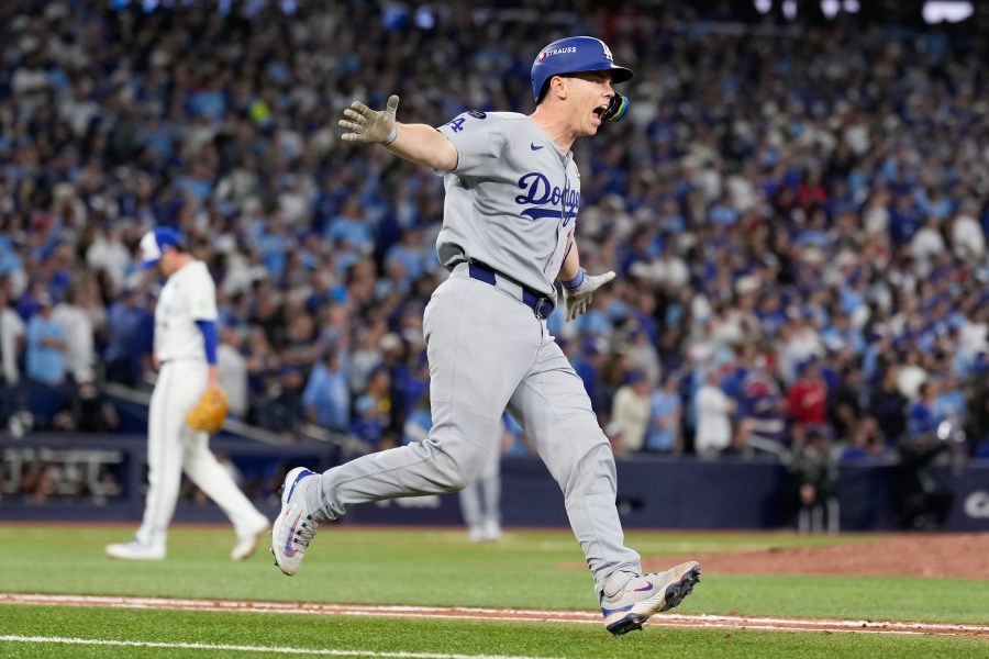 You are currently viewing Smith's homer in 11th lifts Dodgers over Blue Jays 5-4 to become first repeat champion in 25 years