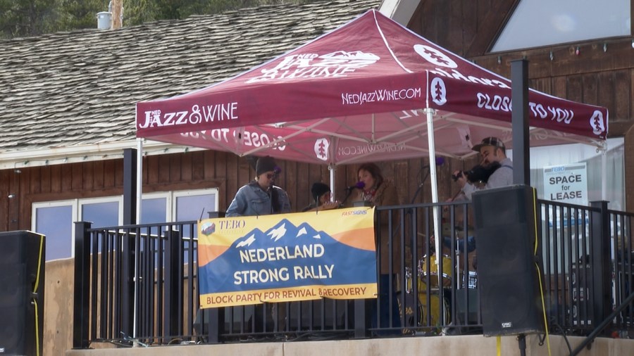 You are currently viewing Music, food, dancing brings support after destructive Nederland fire